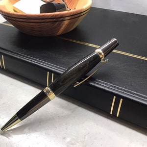 Erleben Sie zeitlose Eleganz mit unserem einzigartigen Ahorn und schwarzem Stift mit goldenen Akzenten