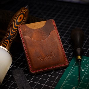 Cartera minimalista hecha a mano con bolsillo frontal de cuero de grano completo cosida a mano