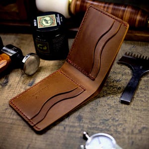Billetera de cuero para hombre hecha a mano – Billetera delgada de 4 bolsillos – Billetera tradicional personalizada de grano completo, regalo para el Día del Padre