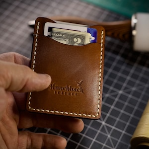 Cartera para tarjetas con bolsillo frontal de piel de grano completo minimalista hecha a mano Buttero Whiskey