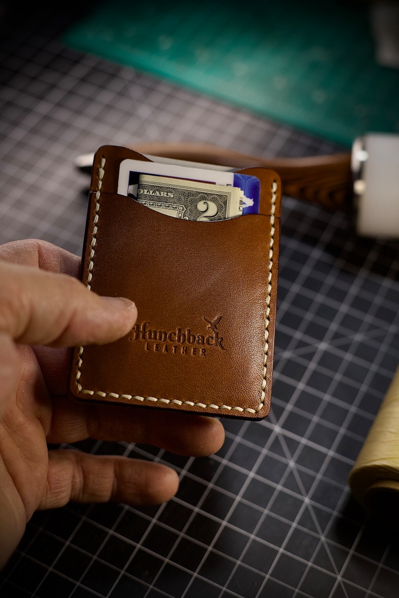 Cartera para tarjetas con bolsillo frontal de piel de grano completo minimalista hecha a mano Buttero Whiskey