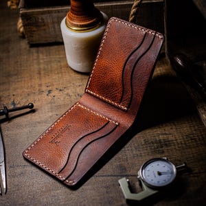 Cartera de piel de plena flor hecha a mano – Plegable para hombre con ranuras curvas para tarjetas – Fino cosido a caballo. Un regalo para él.