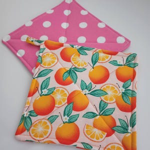 Quilted Pot Holder with Magnetic Handle Option. Perfect to Hang on your Fridge, Oven or any Magnetic Surface