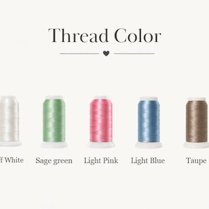 Op de afbeelding: Een kleurenkaart met de titel Thread Color toont vijf klossen borduurgaren in de kleuren off-white, saliegroen, lichtroze, lichtblauw en taupe. Elke klos is voorzien van de bijbehorende kleurnaam in een donkergrijs schreeflettertype.