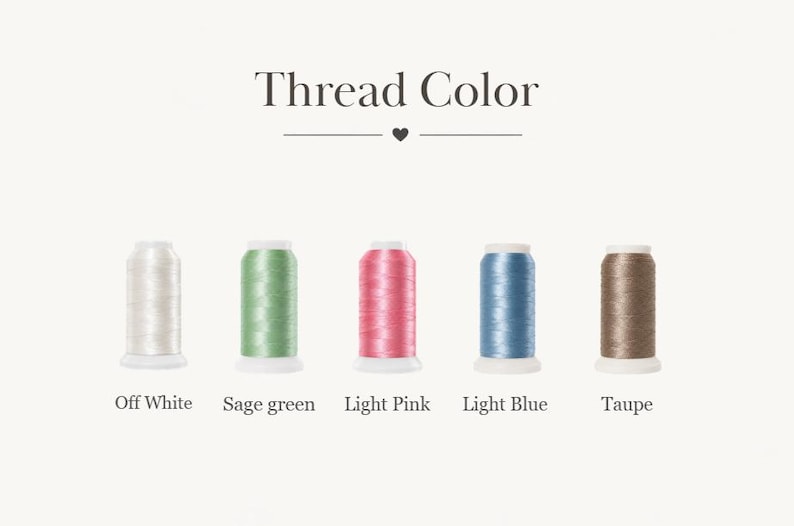 Op de afbeelding: Een kleurenkaart met de titel Thread Color toont vijf klossen borduurgaren in de kleuren off-white, saliegroen, lichtroze, lichtblauw en taupe. Elke klos is voorzien van de bijbehorende kleurnaam in een donkergrijs schreeflettertype.