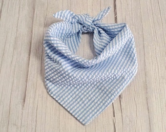 Könnte beinhalten: Ein hellblaues und weiß gestreiftes Bandana mit einer geknoteten Schleife. Das Bandana ist aus weichem Baumwollstoff.
