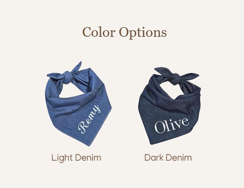 Op de afbeelding: Twee driehoekige bandana's voor huisdieren, bovenaan geknoopt. De linker bandana is lichtblauw denim met de witte tekst "Remy" in cursief schrift. De rechter bandana is donkerblauw denim met de witte tekst "Olive" in een schreeflettertype. Bovenaan staat de tekst "Color Options".