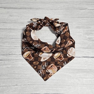 Könnte beinhalten: Braunes Bandana mit kariertem Muster und Kaffeethema. Das Bandana zeigt verschiedene Kaffeegetränke, darunter Espresso, Latte und Cappuccino, sowie Kaffeebohnen. Der Text "Coffee" ist in einer stilisierten Schrift geschrieben.