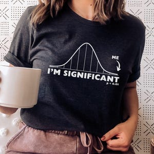 Camiseta de estadística, regalo para estadístico, camiseta para analista de datos, estadística, camiseta para friki de datos, regalo para investigadores, regalo para analistas de datos, camiseta de datos, investigación Dark Heather Grey