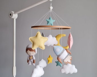 Chica astronauta bebé móvil para guardería con cohete, luna, estrellas. Móvil de cuna espacial. Bonito regalo para baby shower.