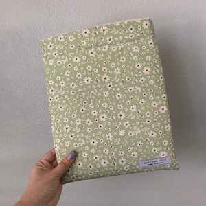 Green Daisies Book Sleeve