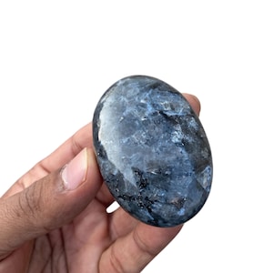 Pedra de Larvikita para a Palma da Mão – Cristal de Larvikita Norueguês Natural Polido | Pedra de Proteção, Pedra de Aterramento para Alívio da Preocupação, Presente para Meditação e Cura