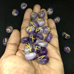 Juego de 25 runas de amatista del Futhark antiguo para adivinación y brujería. Runas de cristal talladas a mano con bolsa de terciopelo. Herramienta espiritual.
