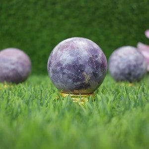 Sfera di cristallo di lepidolite: pietra calmante per la meditazione e il sollievo dallo stress