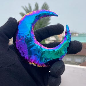 100mm Titanium Aura Quartz Crescent Moon – Iridescent Crystal, Moon Decor, Aura Quartz, Celestial Crystal Gift, Meditation & Healing Stone