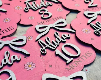 Discos de hitos rosa bebé, hitos del embarazo, set de accesorios fotográficos femeninos, marcadores de lazo festoneados, primer año de niña