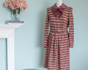 Robe automnale rayée ceinturée vintage avec col lavallière des années 1960, style mod par Berkertex