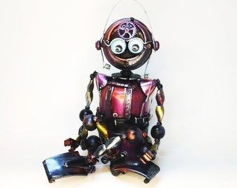 Art fait main, robot recyclé, unique, fou, assis. Type spécial de 7 pouces (17 cm) de haut.