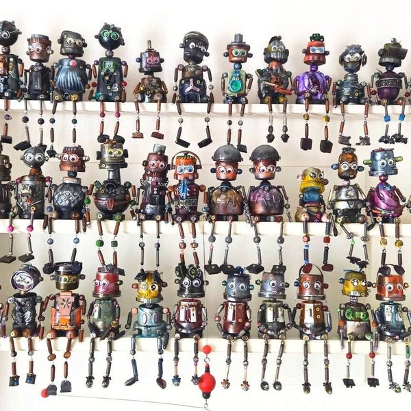 Fabriqué à la main, recyclé, art 100 % unique, robots fous assis. Le meilleur cadeau de tous les temps. 4,5-8,5 pouces de haut.