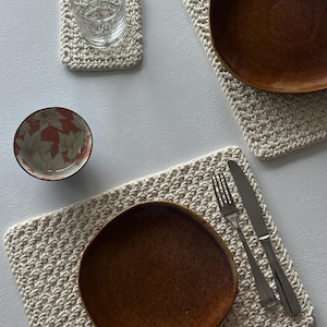 K&ouml;nnte beinhalten: Ein Set aus drei Keramikbechern mit gesprenkelter, matter Oberfl&auml;che. Die Becher sind in Creme-, Hellgrau- und Dunkelgraut&ouml;nen gehalten. Jeder Becher hat ein schlichtes, minimalistisches Design.
