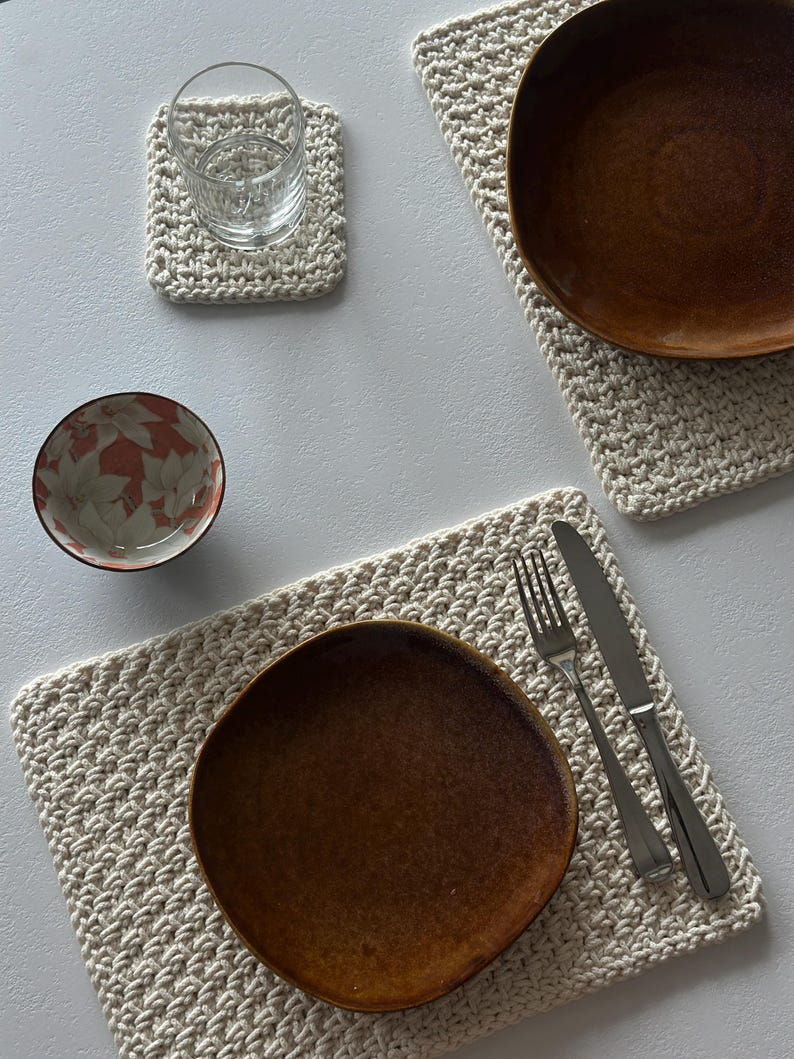 K&ouml;nnte beinhalten: Ein Set aus drei Keramikbechern mit gesprenkelter, matter Oberfl&auml;che. Die Becher sind in Creme-, Hellgrau- und Dunkelgraut&ouml;nen gehalten. Jeder Becher hat ein schlichtes, minimalistisches Design.