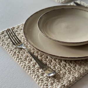 K&ouml;nnte beinhalten: Set aus drei Keramikbechern mit gesprenkelter, matter Oberfl&auml;che. Die Becher sind in Creme-, Hellgrau- und Dunkelgraut&ouml;nen gehalten. Schlichtes, minimalistisches Design.