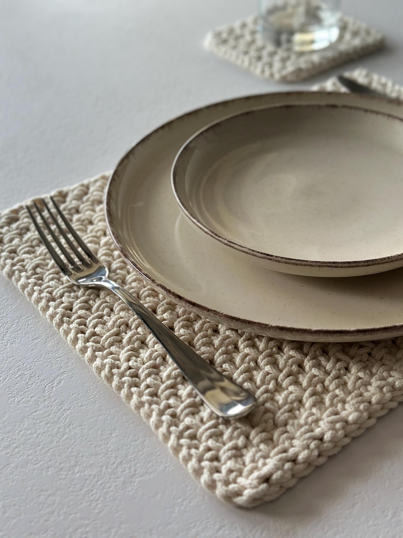 K&ouml;nnte beinhalten: Set aus drei Keramikbechern mit gesprenkelter, matter Oberfl&auml;che. Die Becher sind in Creme-, Hellgrau- und Dunkelgraut&ouml;nen gehalten. Schlichtes, minimalistisches Design.
