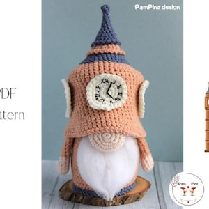 Può includere: Uno gnomo all'uncinetto fatto a mano con un design a torre dell'orologio. Lo gnomo presenta un corpo color pesca, un cappello blu e pesca e una barba bianca. Un quadrante dell'orologio è sul davanti. Il testo "PDF Pattern" è a sinistra.