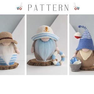 Puede incluir: Tres figuras de gnomos de ganchillo con accesorios temáticos de pesca. Un gnomo lleva un sombrero de paja y sostiene un pez azul. Otro tiene un gorro de marinero y un salvavidas. El tercer gnomo tiene un sombrero azul alto y flotadores.
