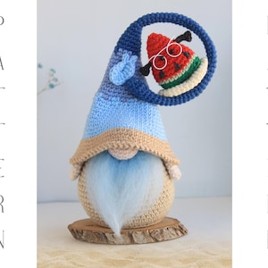 Könnte beinhalten: Eine handgefertigte Zwergenpuppe mit blau-beigem Hut, langem weißem Bart und einer Wassermelone mit Brille. Der Zwerg sitzt auf einer Holzscheibe. Das Wort "PATTERN" steht vertikal auf beiden Seiten des Bildes.