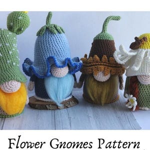 Puede incluir: Cuatro gnomos de flores de ganchillo hechos a mano en varios colores. Los gnomos tienen diferentes sombreros, barbas y atuendos. Un gnomo tiene un sombrero de cactus verde, otro un sombrero de flores azul, un sombrero marrón y un sombrero amarillo. El texto "Flower Gnomes Pattern" está en la parte inferior.