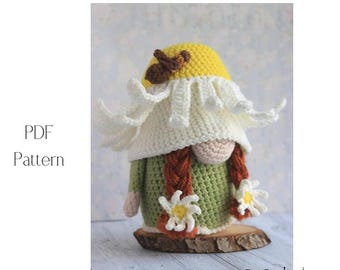 Op de afbeelding: Gehaakte kabouterpop met een gele hoed, witte baard en groene lijf. De kabouter heeft rode vlechten en is versierd met witte en gele bloemen. De pop staat op een houten voet. De tekst "PDF Pattern" staat links.
