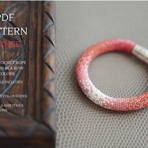 Puede incluir: Un patrón PDF para un brazalete de cuerda de cuentas de crochet llamado "Lychee". El brazalete está hecho con 16 cuentas en una fila y utiliza 4 colores. El PDF incluye gráficos, fotos, códigos de color de cuentas, consejos, sugerencias de materiales y herramientas.