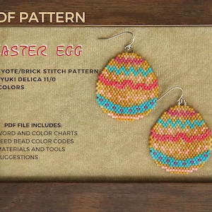 Könnte beinhalten: Ein Paar Perlenohrringe in Form von Ostereiern. Die Eier sind aus Miyuki Delica Perlen in einem Peyote/Brick-Stichmuster gefertigt. Die Ohrringe sind in den Farben Gelb, Rosa, Blau und Weiß gehalten.