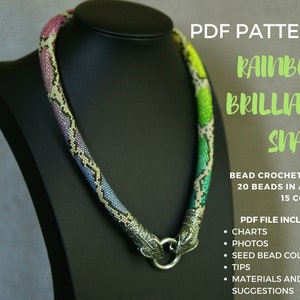 Peut inclure: Un collier de serpent en perles arc-en-ciel réalisé avec des perles de rocaille. Le collier est sur un mannequin noir. Le texte "PDF PATTERN RAINBOW BRILLIANT SNAKE" est en haut de l'image. Le texte "BEAD CROCHET ROPE 20 BEADS IN A ROW 15 COLORS" est sous le serpent. Le texte "PDF FILE INCLUDES: CHARTS PHOTOS SEED BEAD COLOR CODES TIPS MATERIALS AND TOOLS SUGGESTIONS" est en bas de l'image.