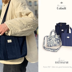 Puede incluir: Un bolso tote acolchado azul marino con una etiqueta blanca que dice "Maison Cobalt". El bolso lo lleva una persona con una chaqueta acolchada blanca. La imagen también muestra un dibujo de tres bolsos tote diferentes, incluyendo un bolso tote acolchado azul, un bolso tote blanco con un estampado floral azul y un bolso tote azul con una etiqueta blanca que dice "Sac Balthazar". El texto debajo del dibujo dice "Patron PDF - Taille mini, grand horizontal & grand vertical!"