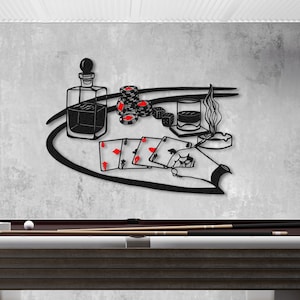 Decoración de pared de casino de metal: mesa de póquer, cartas, whisky, dados y fichas.