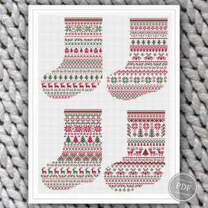 Puede incluir: Cuatro patrones de punto de cruz de calcetines navideños en rojo y verde sobre un fondo blanco. Cada calcetín presenta un diseño festivo diferente, incluyendo renos, árboles y patrones geométricos. La imagen está enmarcada en blanco.