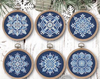 Patrones de punto de cruz de copos de nieve azules, juego de 6 adornos navideños para aros de 5 pulgadas, tarjetas y árboles de Navidad, descarga en PDF 502