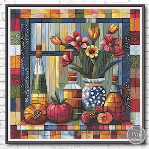 以下が含まれることがあります： 花瓶、ボトル、果物のあるクロスステッチの静物画。花は赤、黄色、オレンジ色です。ボトルは緑、茶色、琥珀色です。果物には赤いリンゴ、イチゴ、桃が含まれます。背景は窓です。