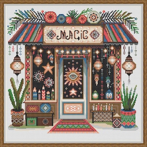 以下が含まれることがあります： 入り口の上に「MAGIC」と書かれたカラフルな店の正面。店は星、提灯、その他の魔法のアイテムで飾られています。