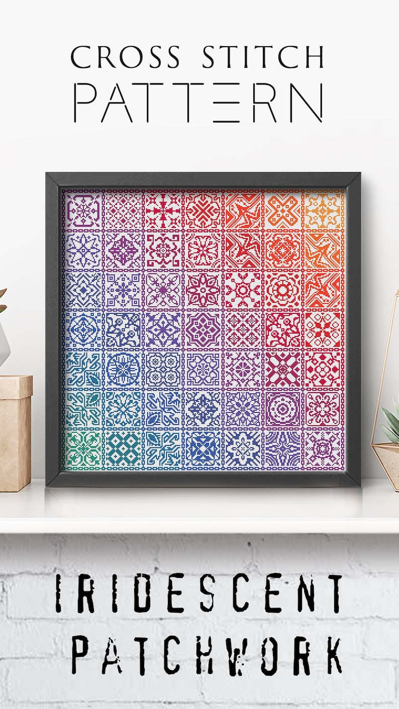 K&ouml;nnte beinhalten: Ein Kreuzstichmuster mit einem farbenfrohen, schillernden Patchwork-Design. Das Muster ist gerahmt und auf einem wei&szlig;en Regal mit einer Ziegelwand im Hintergrund ausgestellt. Der Text "IRIDESCENT PATCHWORK" ist unter dem Rahmen zu sehen.