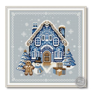 Può includere: Una casetta di pan di zenzero blu e bianca con una porta e finestre marroni. Davanti alla casa ci sono due alberi di Natale, un omino di pan di zenzero e un pupazzo di neve. Lo sfondo è azzurro chiaro con fiocchi di neve bianchi.