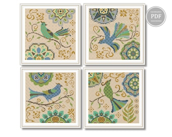 Puede incluir: Cuatro patrones de punto de cruz con pájaros estilizados y diseños florales en tonos azules, verdes y dorados. Los patrones están enmarcados en un marco de madera claro.
