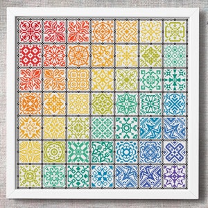 Może przedstawiać: Wz&oacute;r do haftu krzyżykowego przedstawiający tęczę kolorowych geometrycznych wzor&oacute;w. Wz&oacute;r jest oprawiony w białą ramkę i zawiera tekst "PDF PATTERN" w prawym dolnym rogu.