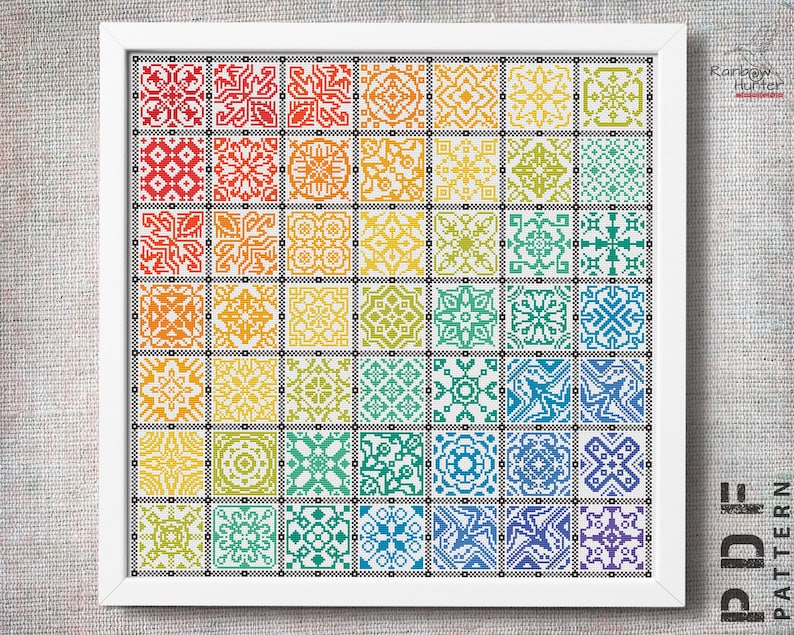 Może przedstawiać: Wz&oacute;r do haftu krzyżykowego przedstawiający tęczę kolorowych geometrycznych wzor&oacute;w. Wz&oacute;r jest oprawiony w białą ramkę i zawiera tekst "PDF PATTERN" w prawym dolnym rogu.