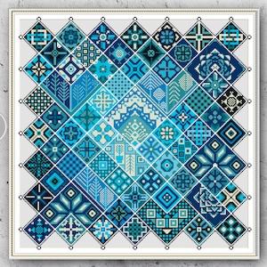 Peut inclure: Un motif de point de croix avec un design géométrique dans différentes nuances de bleu et de blanc. Le motif est composé de carrés et de losanges, et il a un aspect moderne et abstrait.