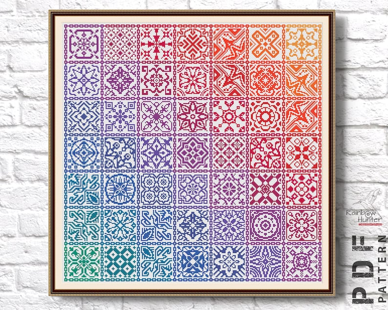K&ouml;nnte beinhalten: Ein Kreuzstichmuster mit einem Regenbogen-Farbverlauf aus geometrischen Designs. Das Muster besteht aus 36 einzelnen Quadraten, jedes mit einem einzigartigen Design. Das Muster ist perfekt f&uuml;r Kreuzstich-Enthusiasten aller Niveaus.