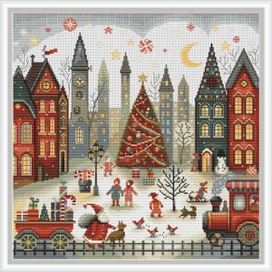 Può includere: Uno schema di punto croce che rappresenta una scena di villaggio natalizio innevato con un grande albero di Natale, un treno rosso e Babbo Natale che consegna i regali. Gli edifici sono decorati con luci e ghirlande. La scena si svolge su uno sfondo bianco con fiocchi di neve.