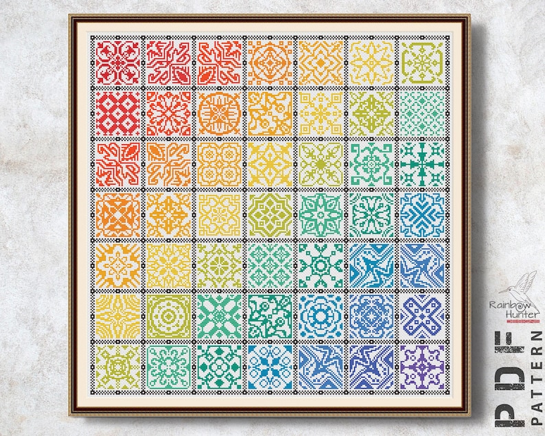 Może przedstawiać: Wz&oacute;r do haftu krzyżykowego przedstawiający tęczę kolorowych geometrycznych wzor&oacute;w. Wz&oacute;r jest podzielony na 49 kwadrat&oacute;w, każdy z unikalnym wzorem. Wz&oacute;r jest oprawiony w brązową ramę.